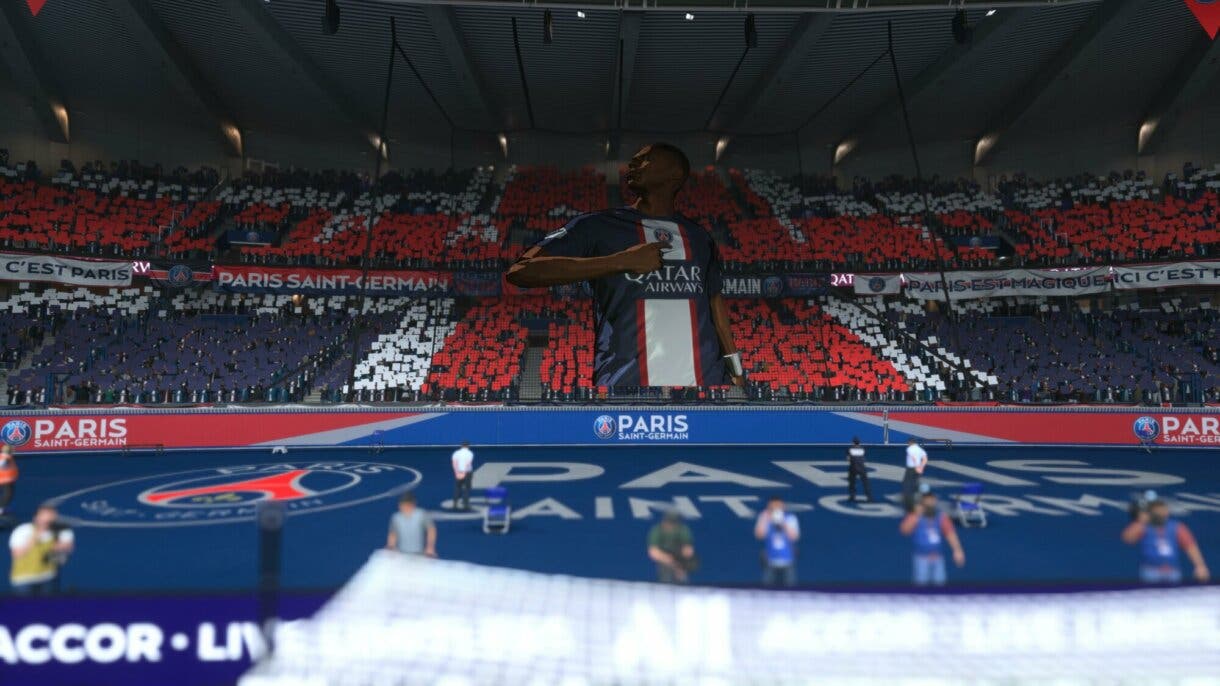 Escena partido rápido FIFA 23 con imagen de tifo de Mbappé en las gradas