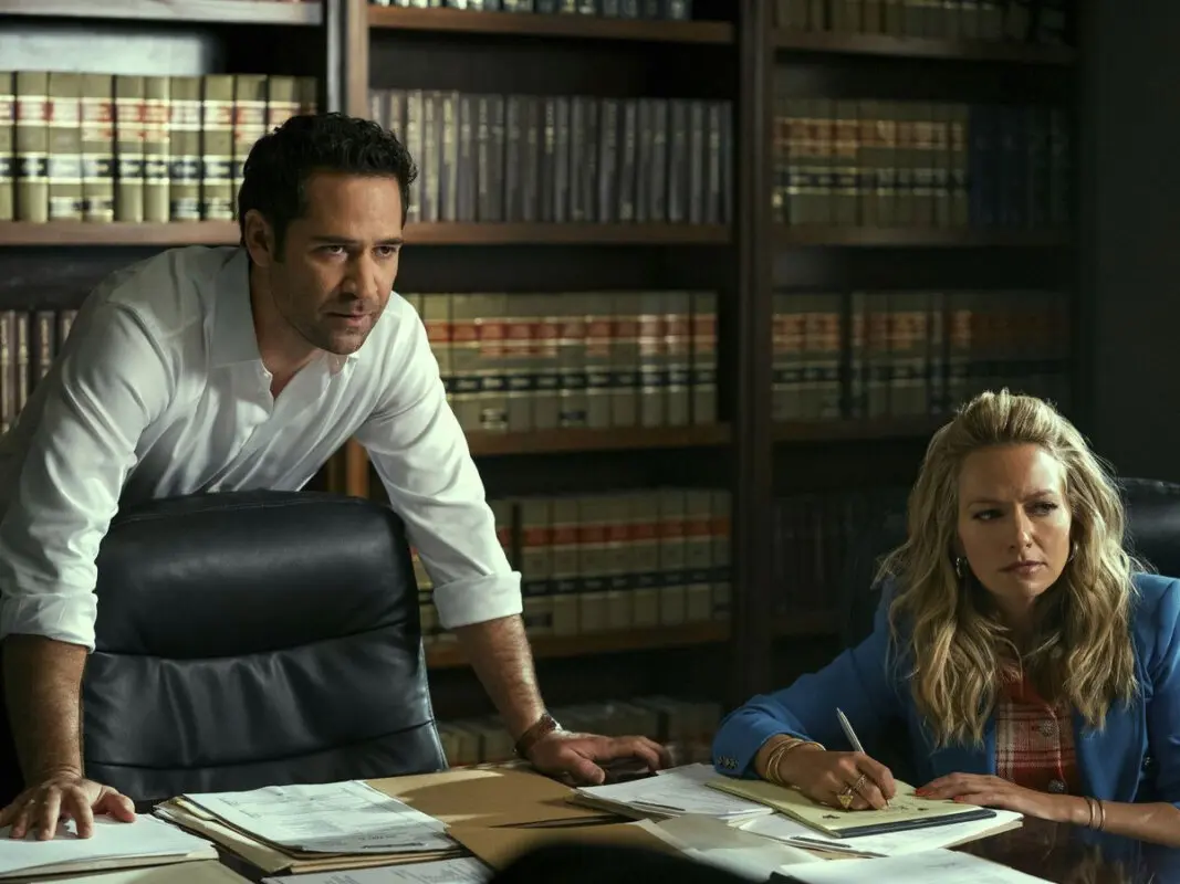 Manuel García Rulfo y Becki Newton en El Abogado de Lincoln.