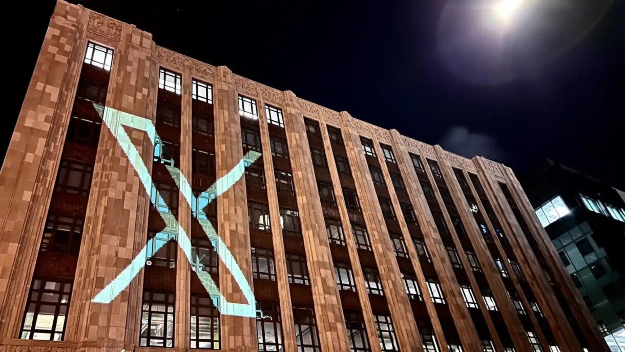 Fachada del edificio de Twitter con la marca X.
