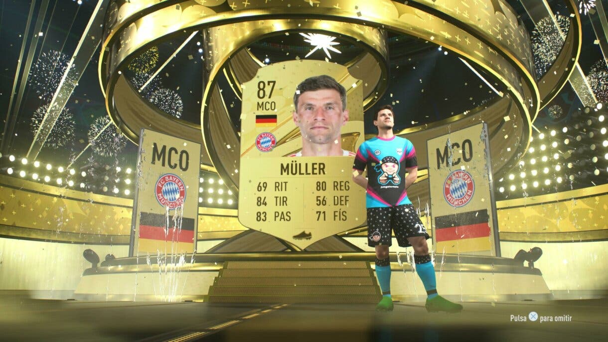 Sobre abierto FIFA 23 Ultimate Team con Müller oro en la portada
