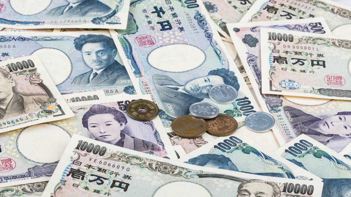 dinero yenes japón