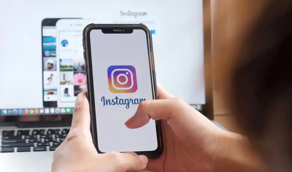 Usuario con instagram móvil y web.
