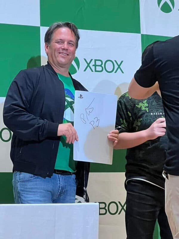 Phil Spencer, CEO de Xbox, firmando una carcasa de PS5