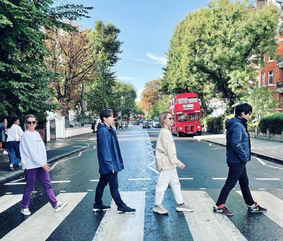 Kojima recreando la portada de Abbey Road de The Beatles