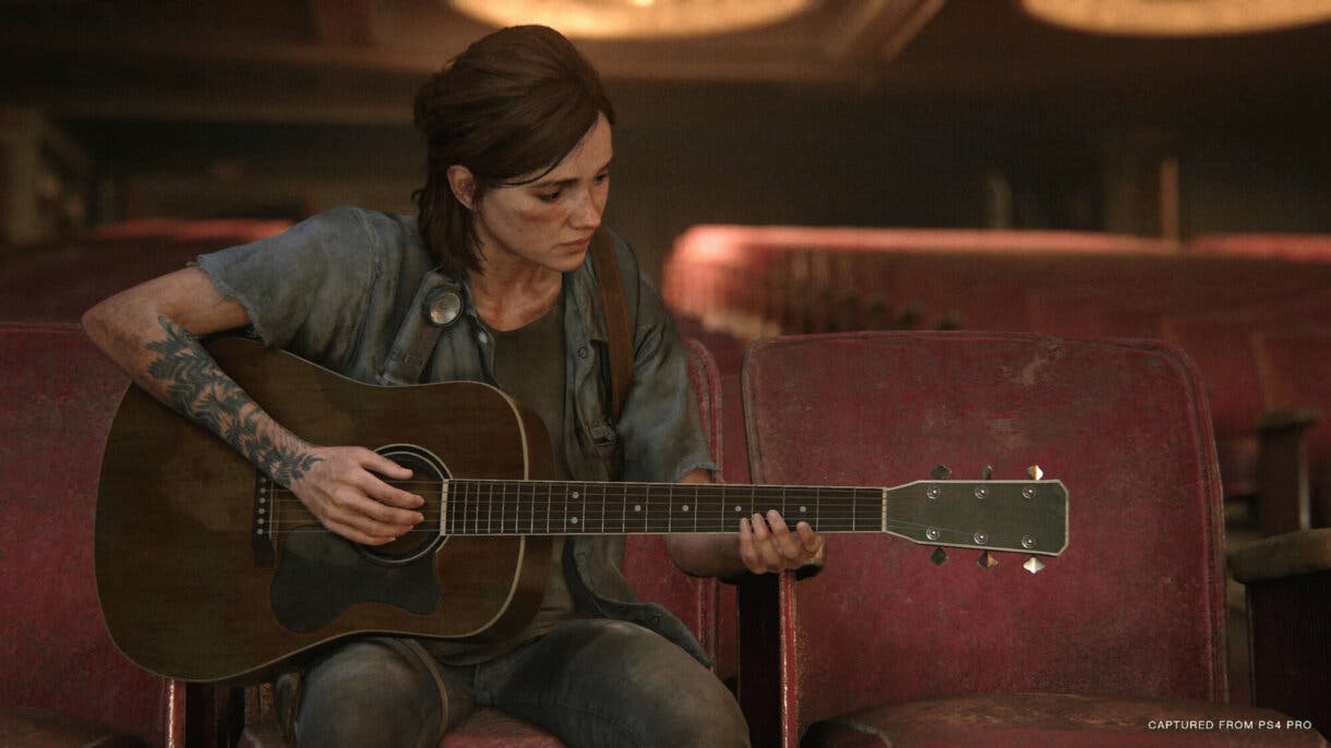 Ellie tocando la guitarra
