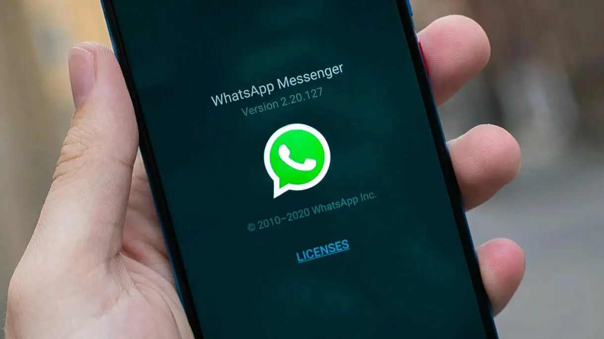Pantalla móvil con WhatsApp.