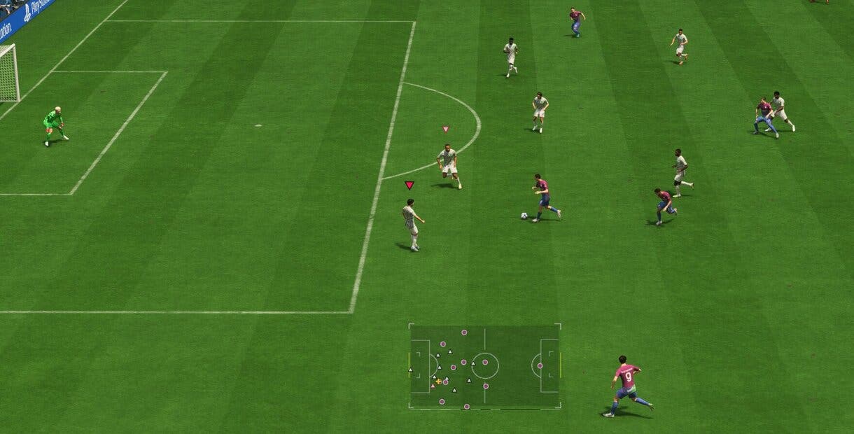 Situación de partido de Squad Battles en EA Sports FC 24 Ultimate Team de atacante encarando a dos defensores mirando hacia portería