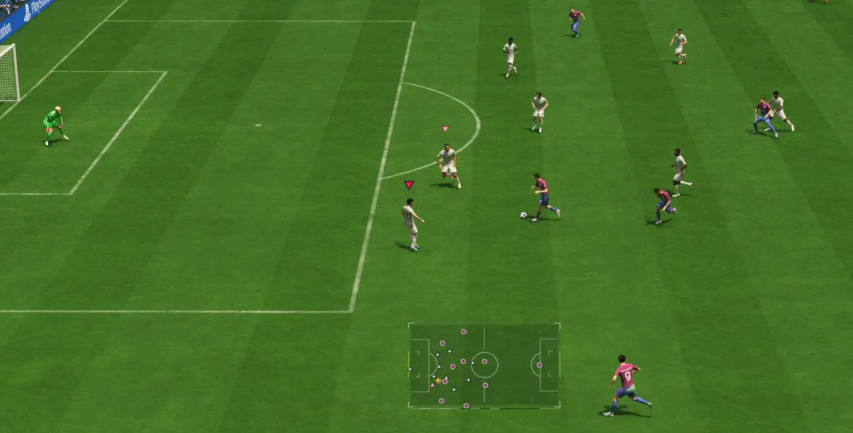 Situación de partido de Squad Battles en EA Sports FC 24 Ultimate Team de atacante encarando a dos defensores mirando hacia portería