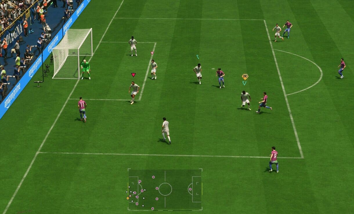 Situación de partido de Squad Battles en EA Sports FC 24 Ultimate Team de atacante pegado a la línea de gol para realizar un pase de la muerte