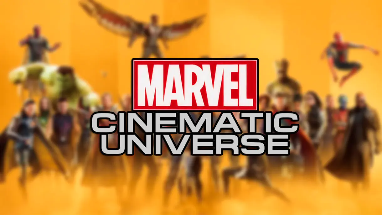 Imagen mostrando el logo del UCM de Marvel sobre un fondo repleto de sus personajes