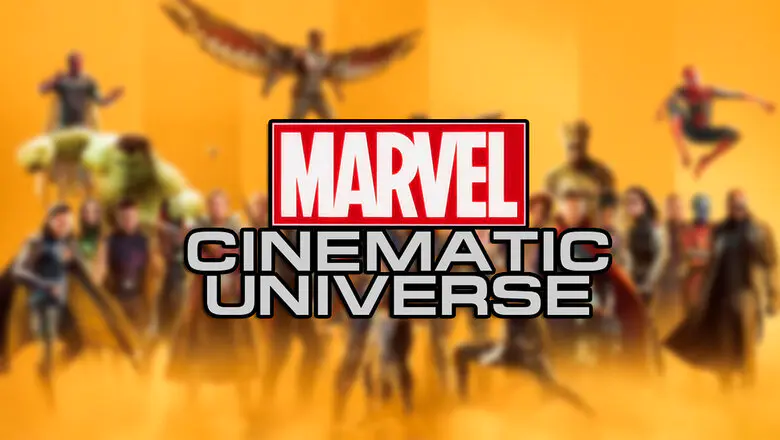 Imagen mostrando el logo del UCM de Marvel sobre un fondo repleto de sus personajes