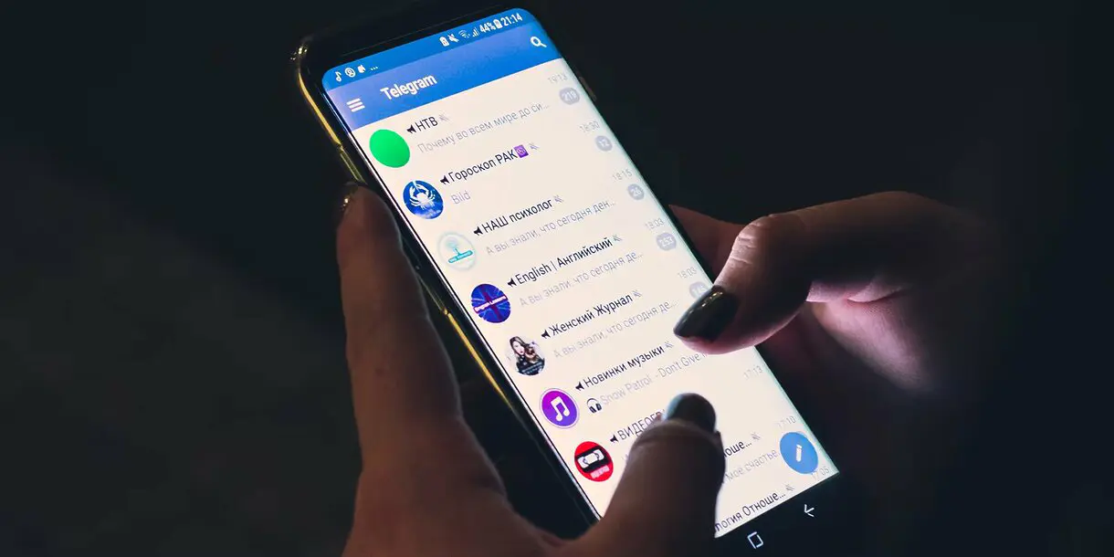Un usuario utilizando Telegram en su teléfono móvil.