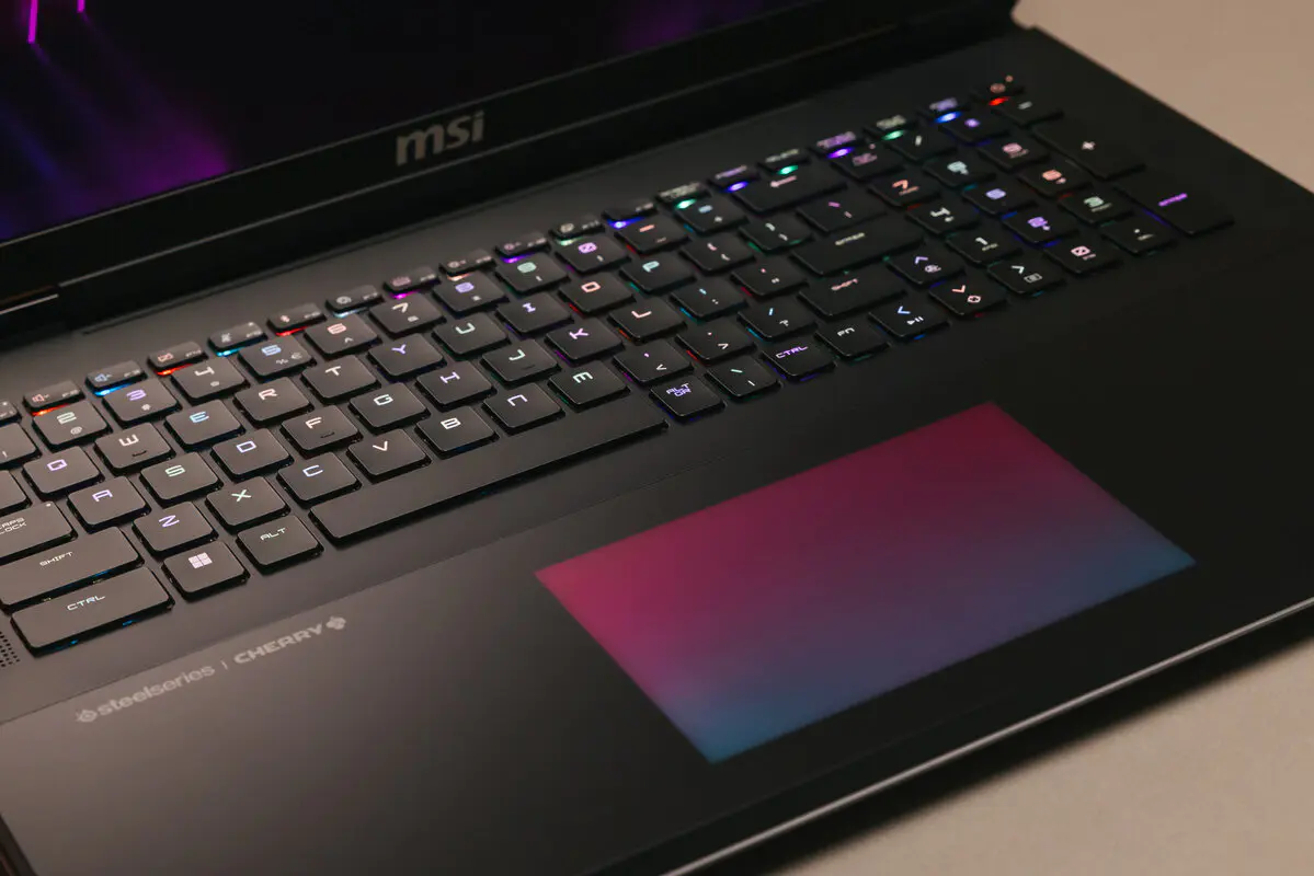 Portátil MSI visto desde el teclado y el pad