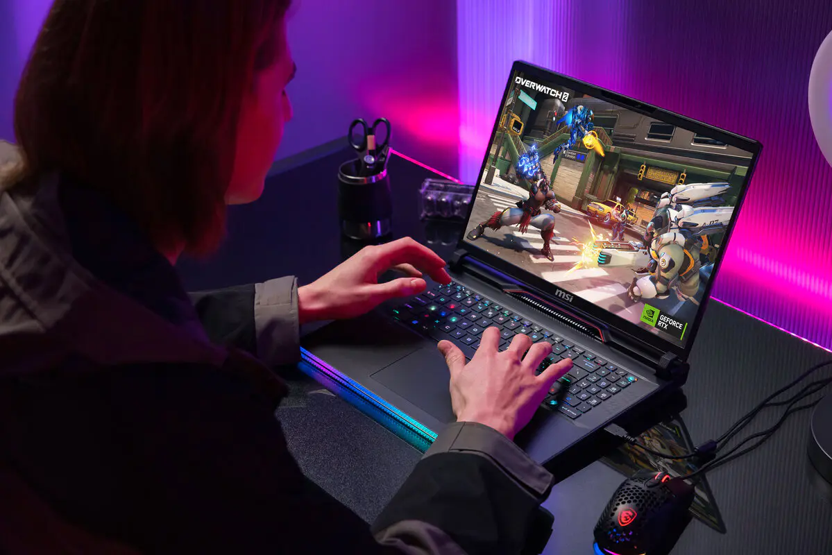 Portátil MSI mostrando Overwatch 2 en funcionamiento