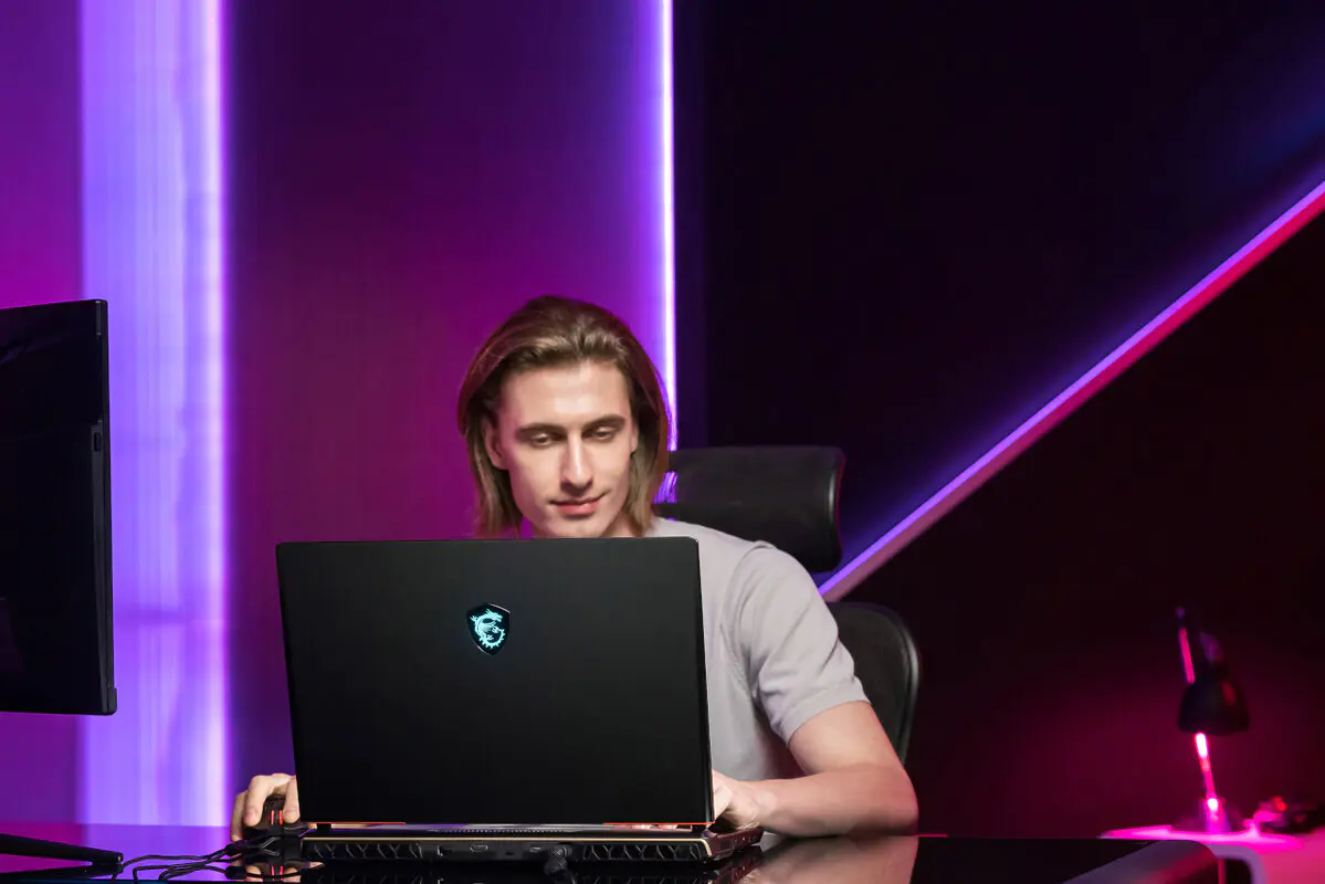 Persona haciendo uso de un portátil de MSI