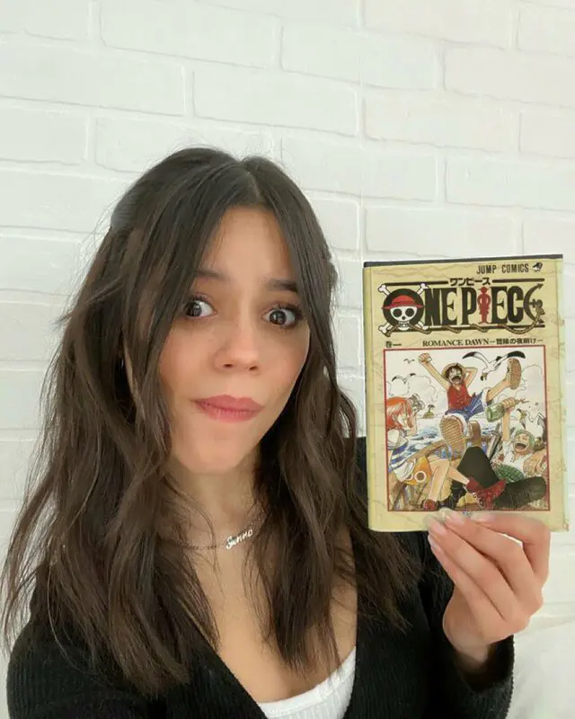 Edit de Jenna Ortega con un tomo de OP