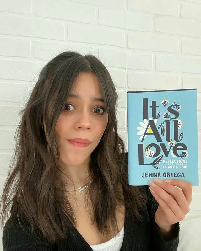 Jenna Ortega sosteniendo su libro