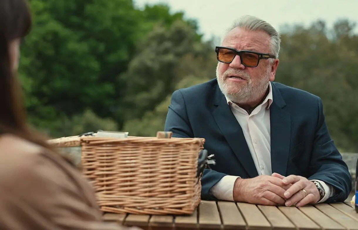 Ray Winstone es Bobby Glass