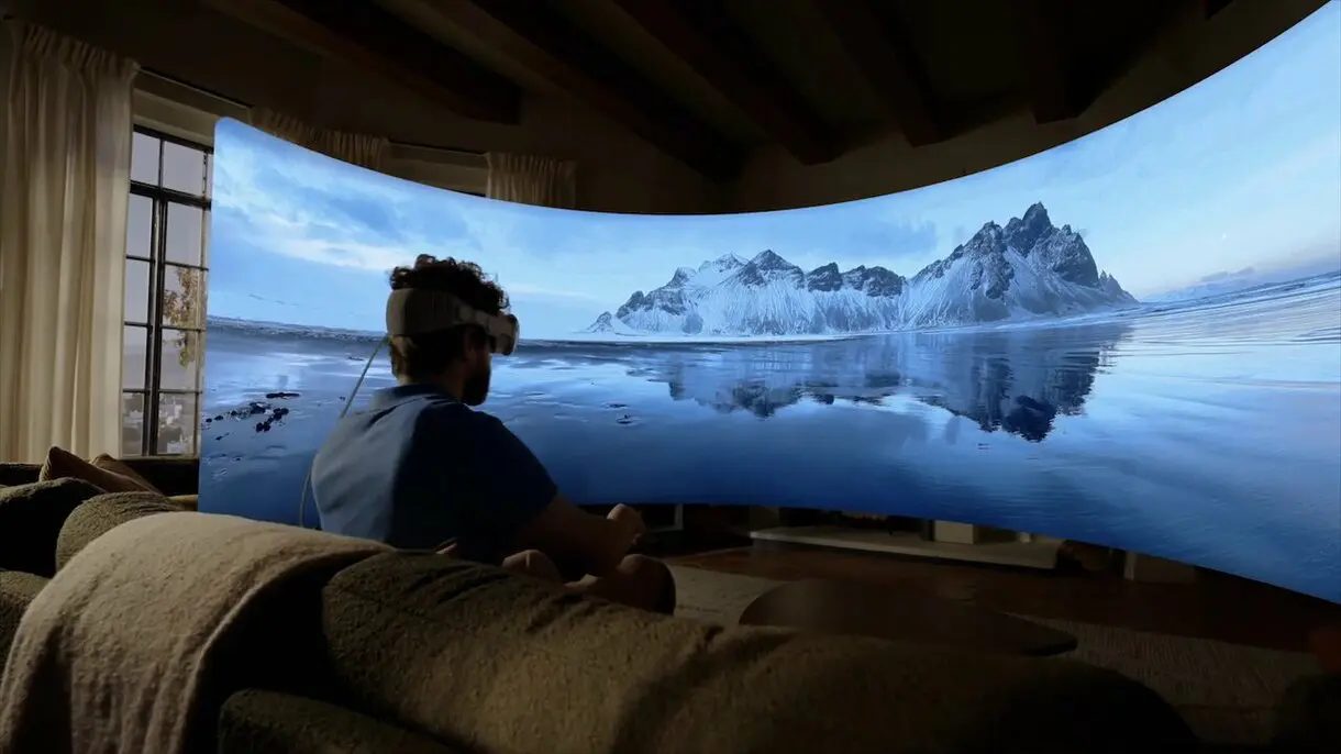 Un usuario viendo una película en las Apple Vision Pro.