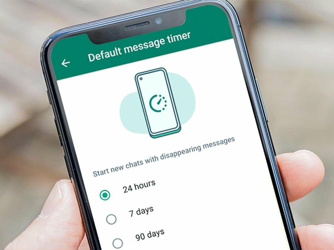 Un smartphone con la opción de los mensajes temporales en WhatsApp.