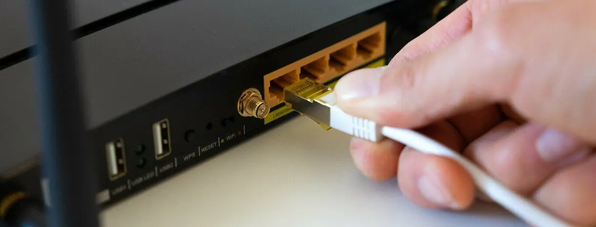 Parte posterior de un router Wifi.