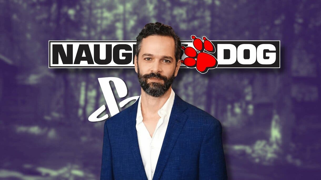 Neil Druckmann junto al logo de Sony y Naughty Dog