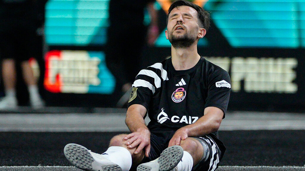 un jugador de youniors fc tendido sobre la cancha del kings league arena