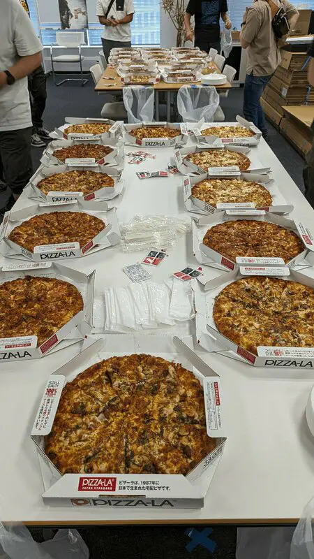 Los empleados de Tango Gameworks comen pizza en el último día del estudio antes de su cierre