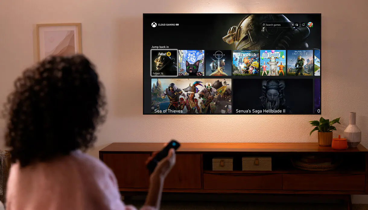 Una persona jugando con Fire Stick a Xbox Game Cloud