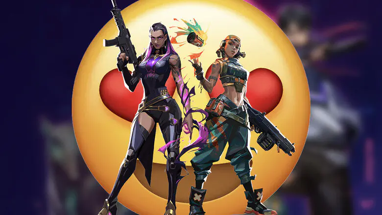 Reyna y Raze, personajes de Valorant, con el emoji de los ojos de corazón de fondo