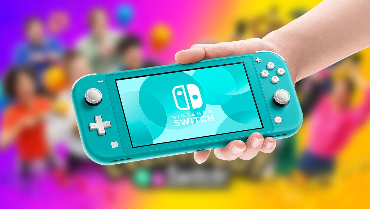 Una mano sujetando una Nintendo Switch Lite color turquesa