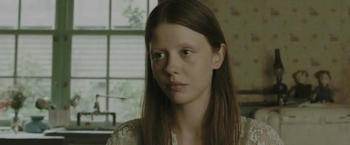 mia goth en el secreto de marrowbone
