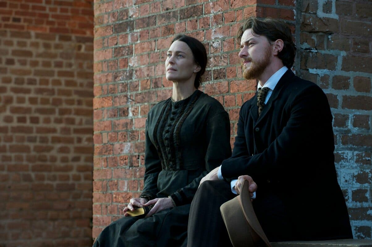 James McAvoy vestido de cura