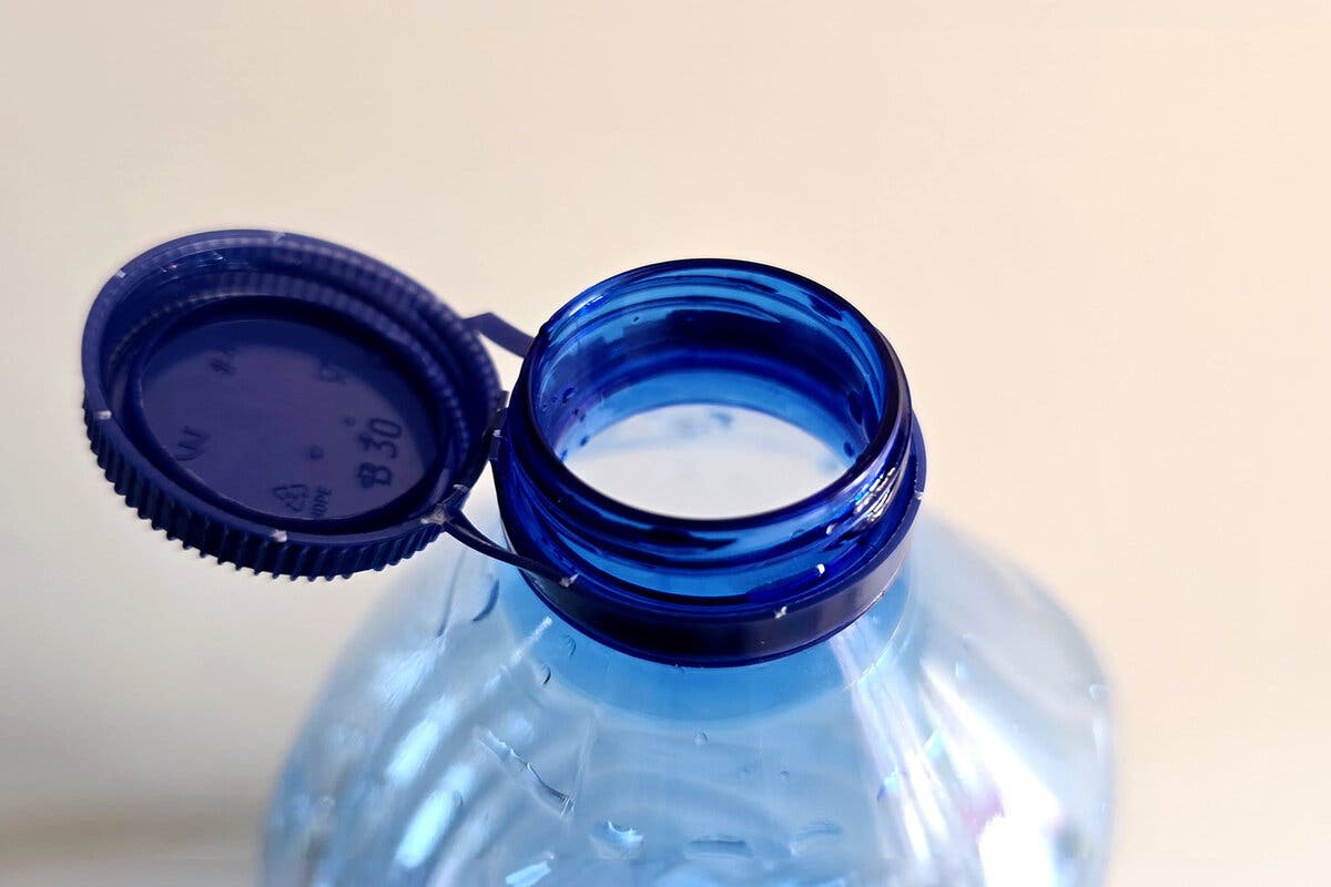 Botella de agua con tapón