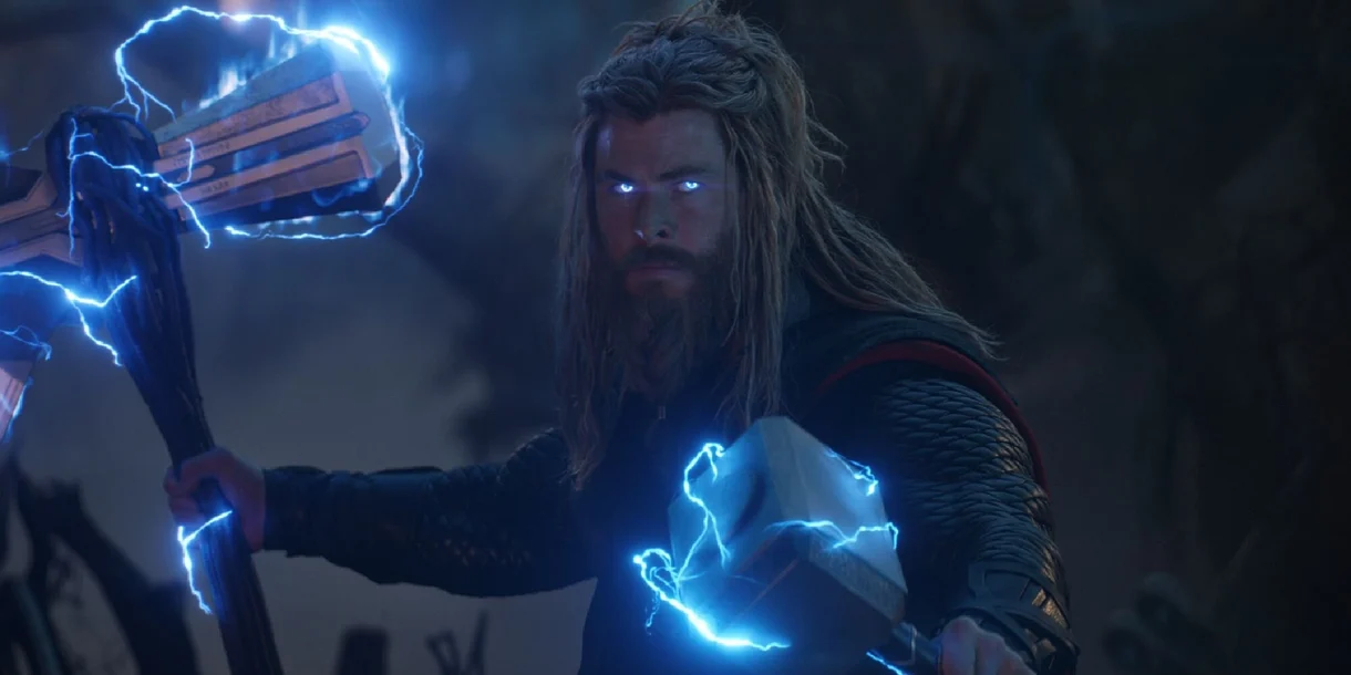 Thor blandiendo sus martillos en Endgame.