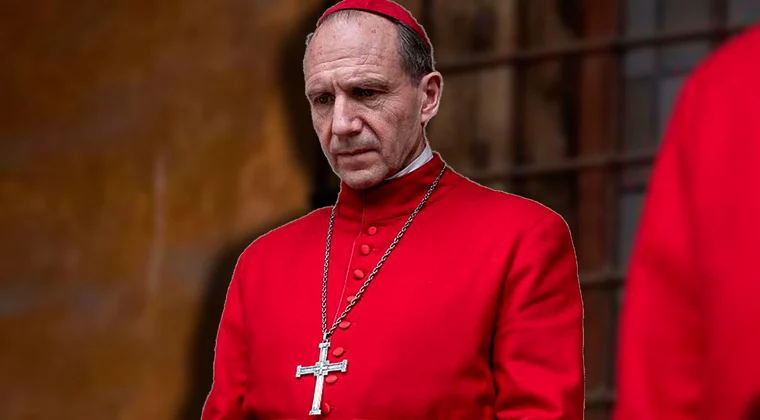 Imagen de El inesperado cambio físico de Ralph Fiennes: de 'Cónclave', a Odiseo con músculos a mansalva