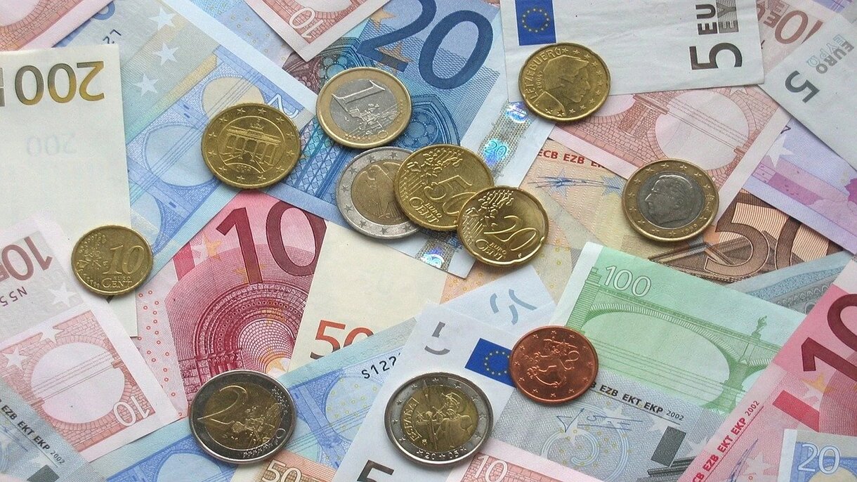 Una imagen con unos billetes