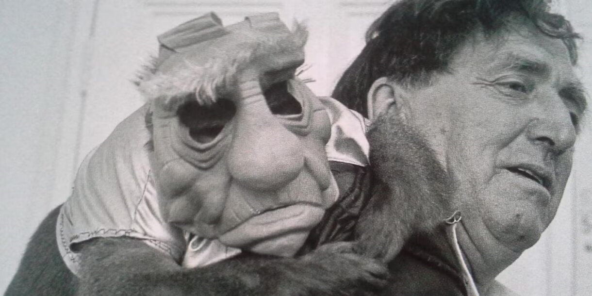 un mono interpretando a Yoda