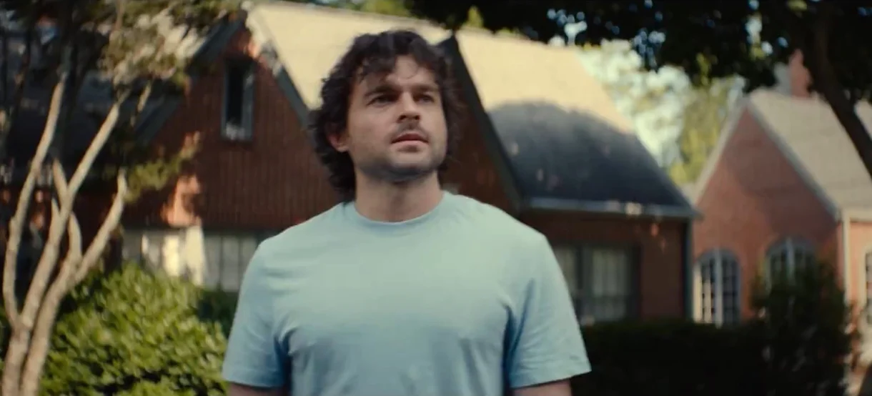 Alden Ehrenreich es Joe McGillicuddy