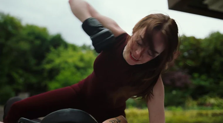 Imagen de ‘Bugonia’: Yorgos Lanthimos versiona el surrealismo coreano con Emma Stone