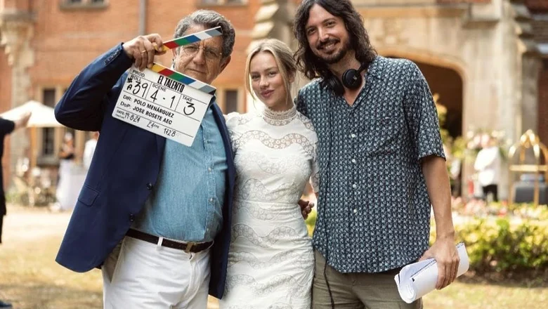 El director Polo Menárguez de El Talento con los actores Ester Expósito y Pedro Casablanc