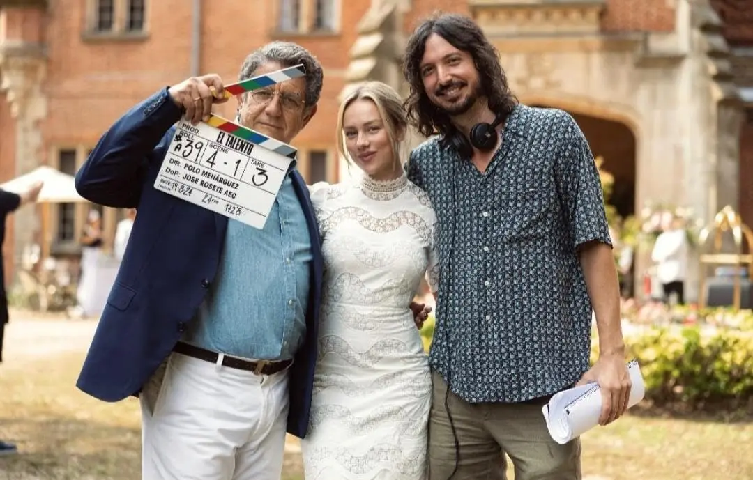 El director Polo Menárguez de El Talento con los actores Ester Expósito y Pedro Casablanc