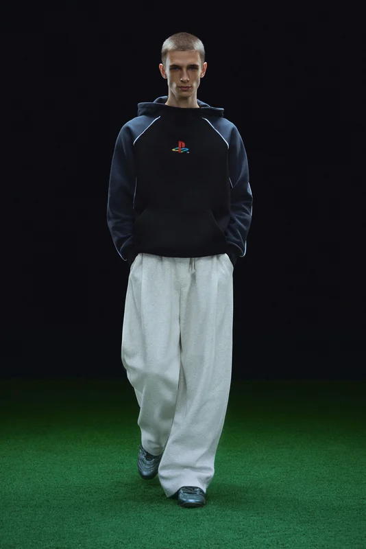 Pull & Bear y PlayStation se unen: la colección de ropa que todo fan de la compañía debería de tener