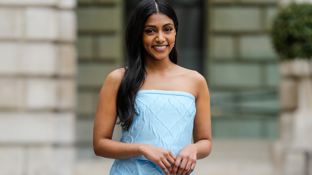 Charithra Chandran sonriendo