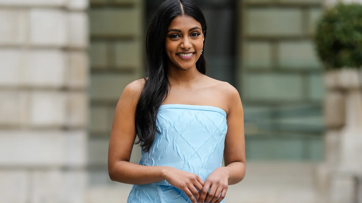 Charithra Chandran sonriendo