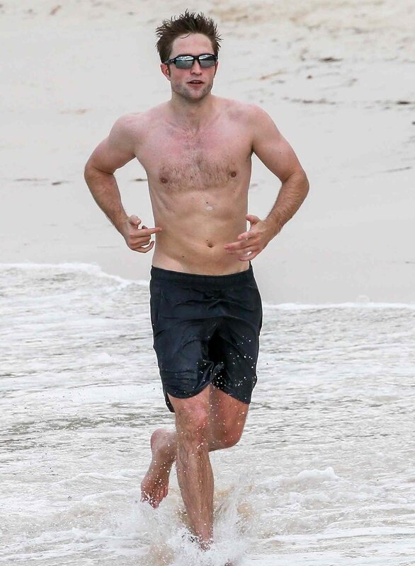 robert pattinson corriendo en la playa