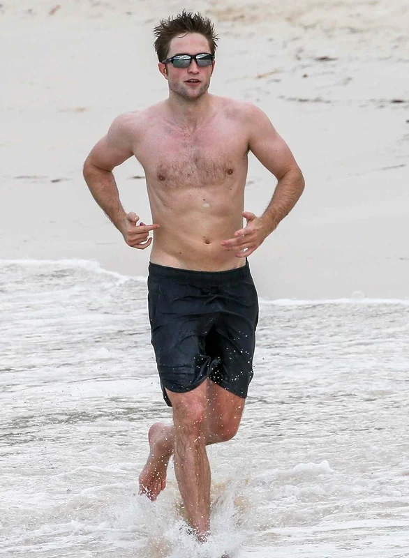 robert pattinson corriendo en la playa