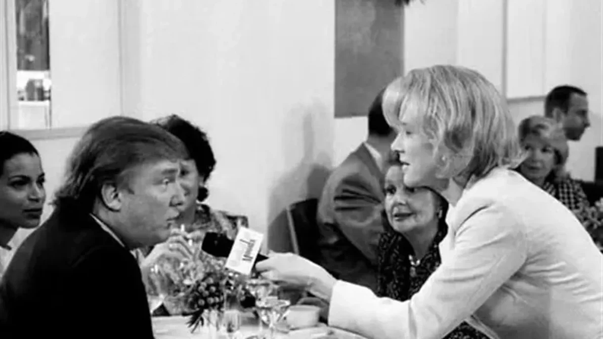 escena de Celebrity, de Woody Allen, con Donald Trump en pantalla