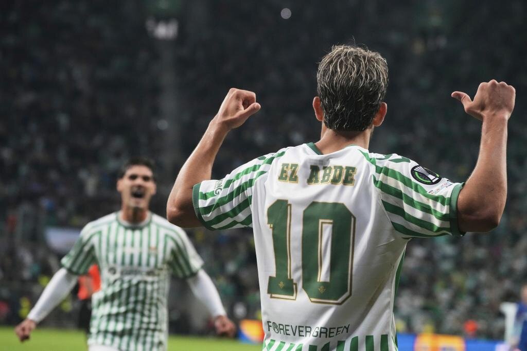 Ez Abde celebrando un gol con el Real Betis.