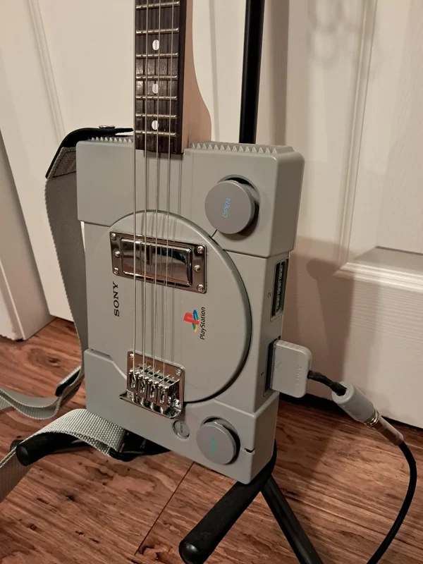 Un usuario convierte su PlayStation en un bajo… ¡y lo mejor es que es funcional!
